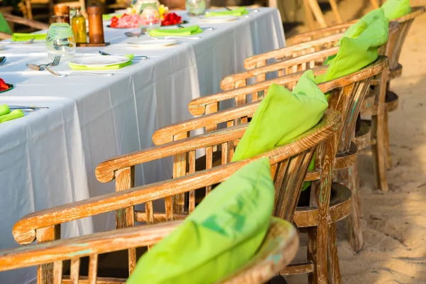 Table pour réception de mariage avec fleurs rouges et jaunes — Photo