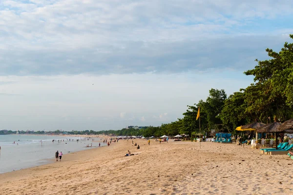 Praia Jimbaran, uma das atrações populares em Bali, Indonésia — Fotografia de Stock