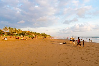 İnsanlar Kuta Beach, Seminyak, Bali, Endonezya popüler konumlar biri