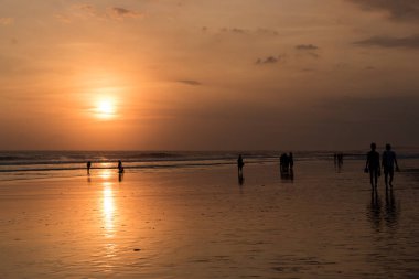 Kuta Beach insanlar, Seminyak Bali, Endonezya gün batımı