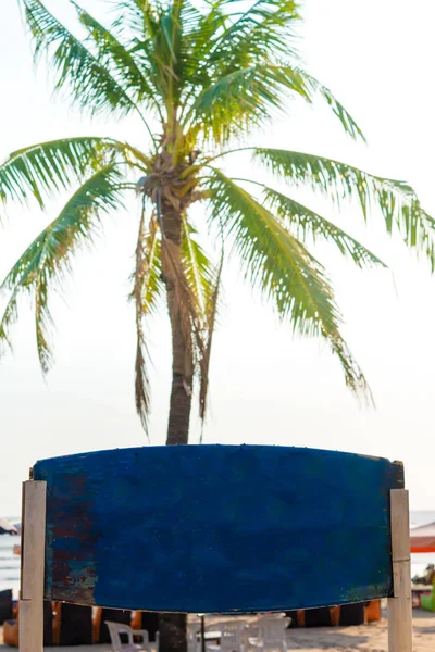 Blanco blauw vintage bord met kopie ruimte en palm tree in achtergrond — Stockfoto