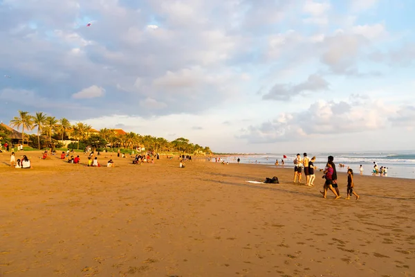 İnsanlar Kuta Beach, Seminyak, Bali, Endonezya popüler konumlar biri