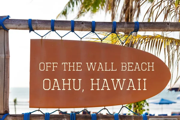 Surfboard ile Off The Wall Beach, sörf spot ve palmiye ağacı içinde geçmiş için Oahu, Hawaii metin şeklinde turuncu vintage tabela