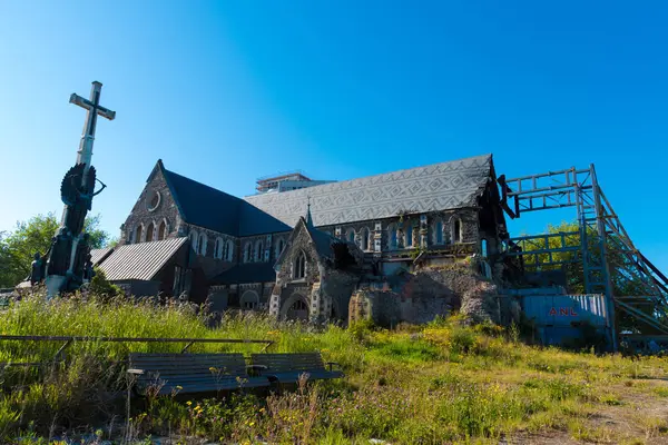 Christchurch Cathedral in New Zealand is badly damaged in the February 2011 earthquake — Stock Photo, Image
