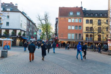 Cadde görünümü bölgesinin tarihi eski şehir Altstadt Dusseldorf, Almanya
