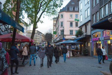Cadde görünümü bölgesinin tarihi eski şehir Altstadt Dusseldorf, Almanya