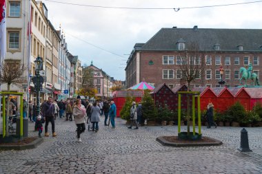 Cadde görünümü bölgesinin tarihi eski şehir Altstadt Dusseldorf, Almanya