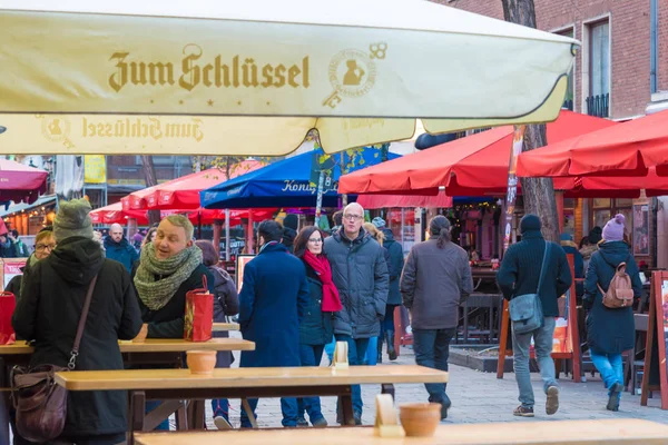 Straatmening van de historische oude stad Altstadt wijk in Dusseldorf, Duitsland — Stockfoto