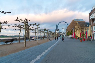 Cadde görünümü bölgesinin tarihi eski şehir Altstadt Dusseldorf, Almanya
