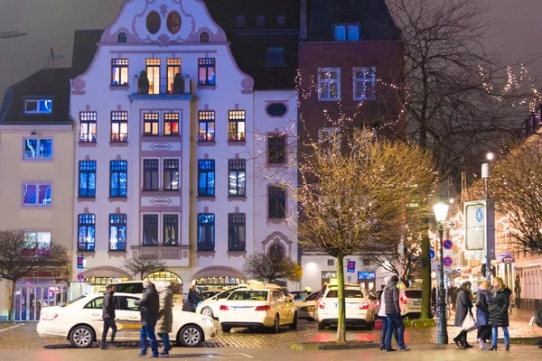 Vue sur les rues de vieille ville historique Altstadt district à Düsseldorf, Allemagne — Photo