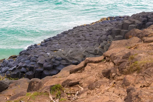 Crescent shaped hexagonal rock formations at Fingal Head, Australia — Stock Photo, Image