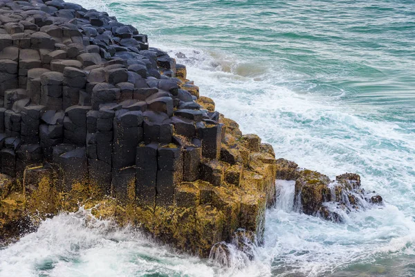 Formações rochosas hexagonais em forma de crescente em Fingal Head, Austrália — Fotografia de Stock