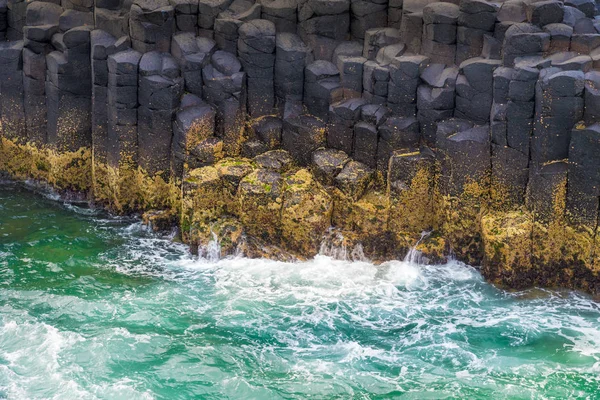 Halvmåne formad sexkantiga klippformationer på Fingal Head, Australien — Stockfoto