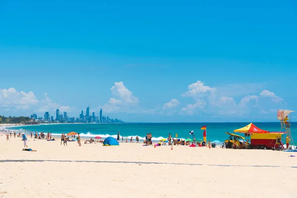 Playa de arena costera en Currumbin, Costa Dorada Australia — Foto de Stock