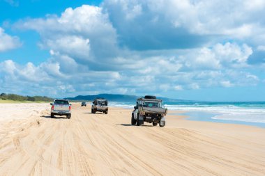 Gökkuşağı Beach 4WD araçlar ile renkli kum tepeleri, Qld, Avustralya