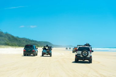Gökkuşağı Beach 4WD araçlar ile renkli kum tepeleri, Qld, Avustralya