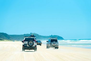 Gökkuşağı Beach 4WD araçlar ile renkli kum tepeleri, Qld, Avustralya