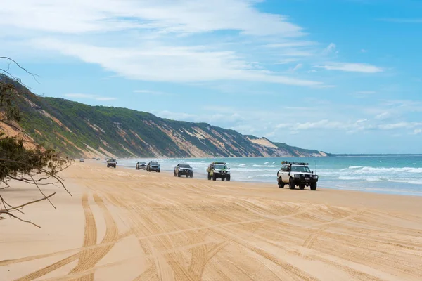 4WD οχήματα στο Rainbow Beach με χρωματιστά αμμόλοφους, Qld, Αυστραλία — Φωτογραφία Αρχείου