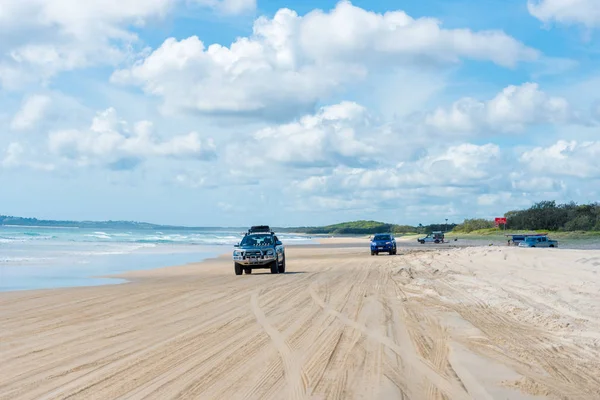 4WD οχήματα στο Rainbow Beach με χρωματιστά αμμόλοφους, Qld, Αυστραλία — Φωτογραφία Αρχείου