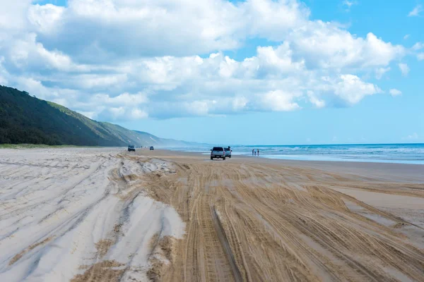 4WD οχήματα στο Rainbow Beach με χρωματιστά αμμόλοφους, Qld, Αυστραλία — Φωτογραφία Αρχείου