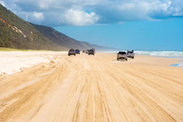 4WD οχήματα στο Rainbow Beach με χρωματιστά αμμόλοφους, Qld, Αυστραλία — Φωτογραφία Αρχείου