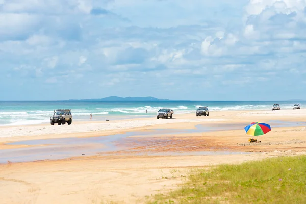 4wd vehicles at Rainbow Beach with coloured sand dunes, QLD, Australia — Stock Photo, Image