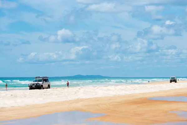 4wd vehicles at Rainbow Beach with coloured sand dunes, QLD, Australia — Stock Photo, Image