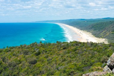 Gökkuşağı Beach 4WD araçlar ile renkli kum tepeleri, Qld, Avustralya