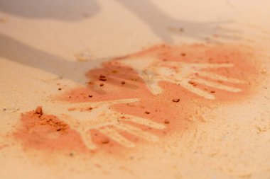 Kırmızı toprak el şekli kum yerli sanat tarzı üzerinde