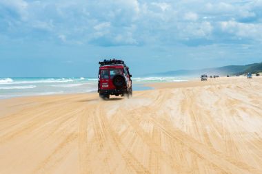Gökkuşağı Beach 4WD araçlar ile renkli kum tepeleri, Qld, Avustralya