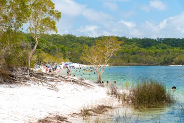 İnsanlar Gölü Mckenzie, popüler tatlısu gölü Fraser ada, Avustralya, sahilde