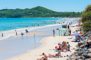 Byron Bay, Nsw, Avustralya plaj güneşli havanın tadını insanlar