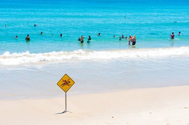 Byron Bay, Nsw, Avustralya plaj güneşli havanın tadını insanlar