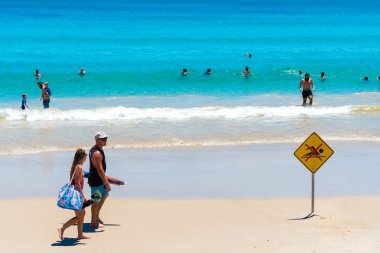 Byron Bay, Nsw, Avustralya plaj güneşli havanın tadını insanlar