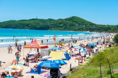 Byron Bay, Nsw, Avustralya plaj güneşli havanın tadını insanlar