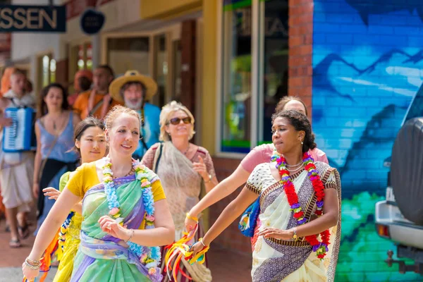 澳大利亚新南威尔士拜伦湾街头歌舞的人群 — 图库照片