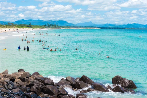 Pessoas desfrutando do tempo ensolarado na praia em Byron Bay, NSW, Austrália — Fotografia de Stock