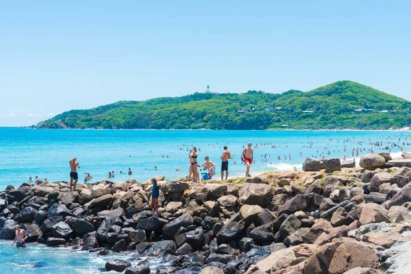 Människor njuter av det soliga vädret på stranden i Byron Bay, Nsw, Australien — Stockfoto