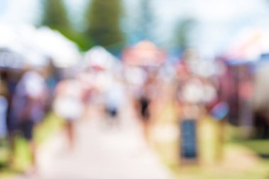 Blur soyut insanlar arka plan, insanların tanınmaz siluetleri açık festival fuarında yürüyüş.