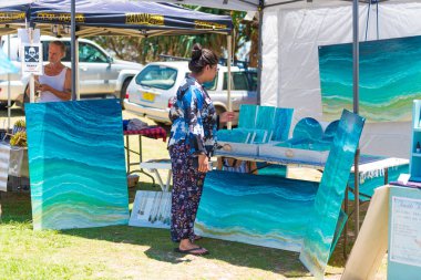 Festival durak Byron Bay, Nsw, Avustralya Açık fuarda üzerinde alışveriş insanlar
