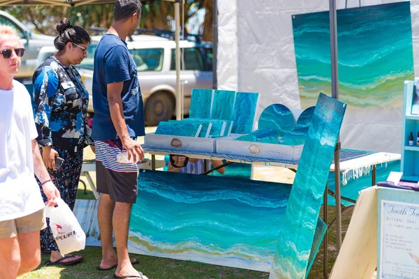 People shopping at festival stall on outdoor fair in Byron Bay, NSW, Australia — Stock Photo, Image