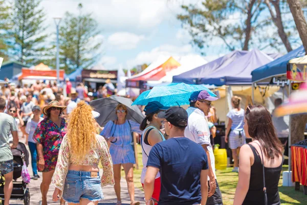 People shopping at festival stall on outdoor fair in Byron Bay, NSW, Australia — Stock Photo, Image