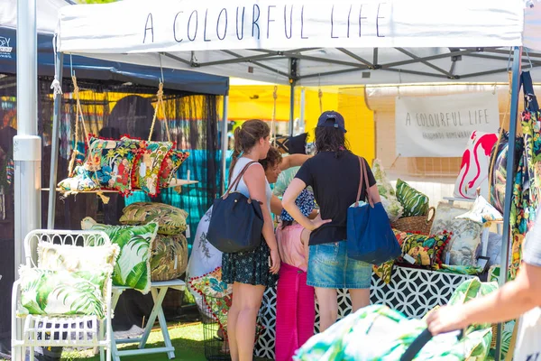 People shopping at festival stall on outdoor fair in Byron Bay, NSW, Australia — Stock Photo, Image