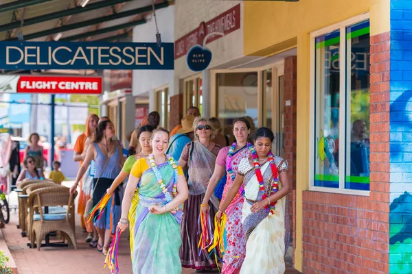 Group of people singing and dancing on the streets in Byron Bay, NSW, Australia — Stock Photo, Image