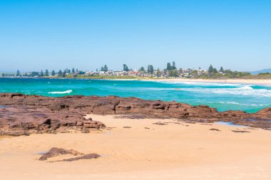 Shellharbour, Nsw, Avustralya plaj güneşli havanın tadını insanlar
