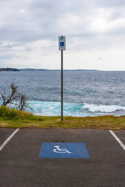 Sonderparkplatz und Markierungsschild für Behinderte in Küstennähe in Australien — Stockfoto