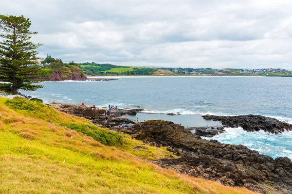 Uitzicht over de kustlijn, water golven en rotsachtige kust in Kiama, Nsw, Australië — Stockfoto