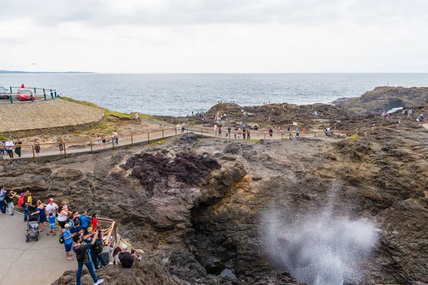 Οι τουρίστες που επισκέπτονται το blowhole σε Kiama, Nsw, Αυστραλία — Φωτογραφία Αρχείου