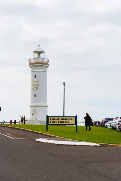 Touristes visitant le blowhole et phare à Kiama, NSW, Australie — Photo