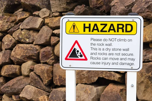 Klettern Sie nicht auf die Felsen Warnschild — Stockfoto